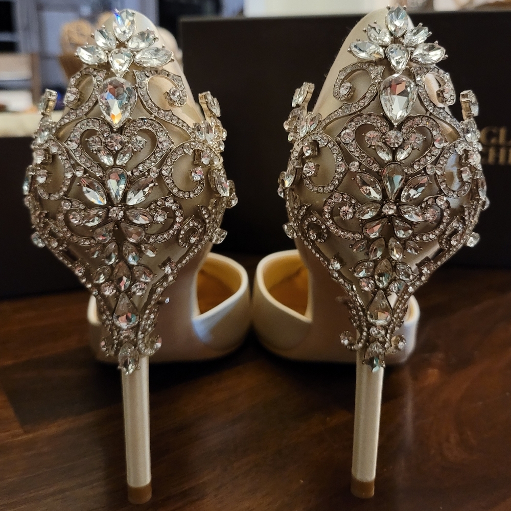 Badgley Mischka Pumps Size 8 Ivory Satin